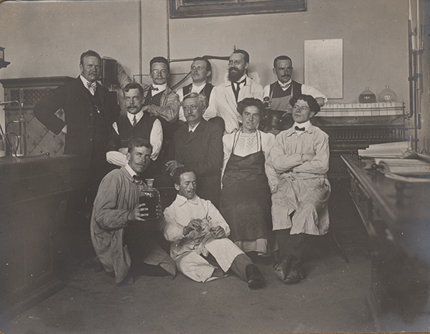 Das pharmazeutische Laboratorium 1909. Zama, Aethew (?), Zuppiger, Toggenburger, Fehlmann, ?, Pr. Harmut (?), Frl. Deply, Heimgarten, Merz