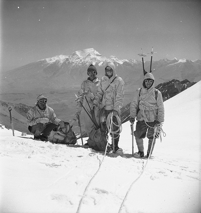 Sabu Sattel. Gansser mit unseren drei Sherpas bei der Besteigung