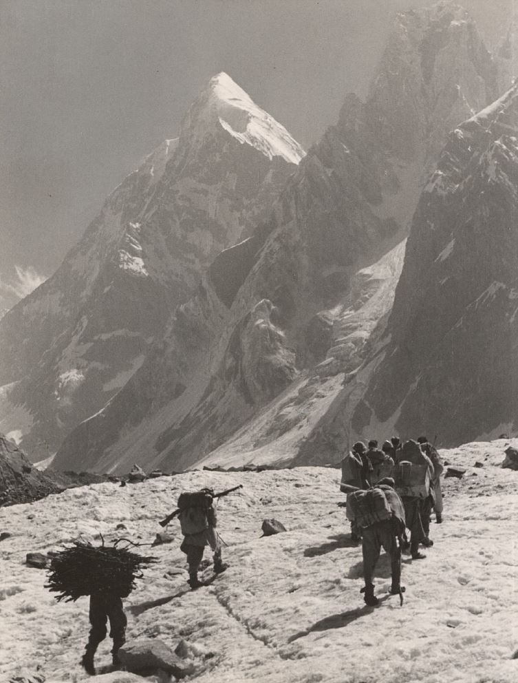 Bergsteiger auf dem Kukuar-Gletscher
